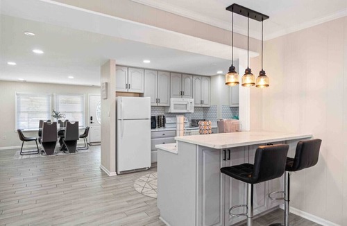 Sterling House | Private 3BDR, Spacious 1LVL Home, Mins to Airport