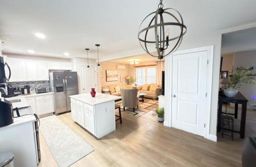 Templeton House | Private 3br & basement 3bth near Trail golf & Lake