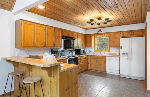 Lampe House | Private 4.5-Acre Retreat featuring Hot Tub-Firepit-Walk to Table Rock-Free Daily Attraction Tickets