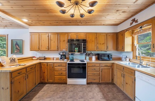 Lampe House | Private 4.5-Acre Retreat featuring Hot Tub-Firepit-Walk to Table Rock-Free Daily Attraction Tickets