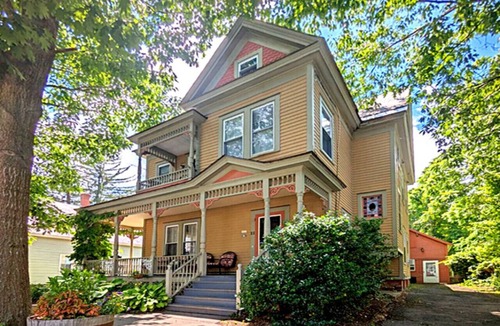 Shelburne Falls House | Private bed with En-suite bathroom Marigold Room