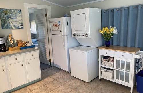 Gloucester Cottage | Private Cottage with AC & wifi, Steps to the Beach