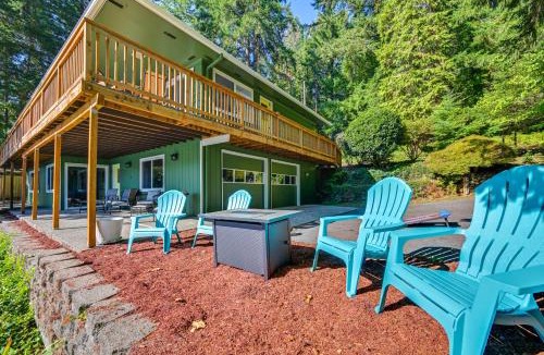 East Olympia House | Private Dock & Fire Pit: Lakefront Gem in Olympia