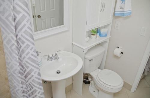 Central Oakland Park Apartment | Private Home, KING Room- Pool & Patios - Near Beaches & Dining