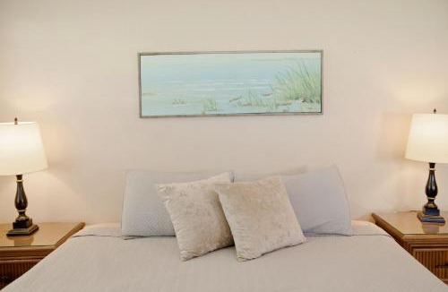Central Oakland Park Apartment | Private Home, KING Room- Pool & Patios - Near Beaches & Dining