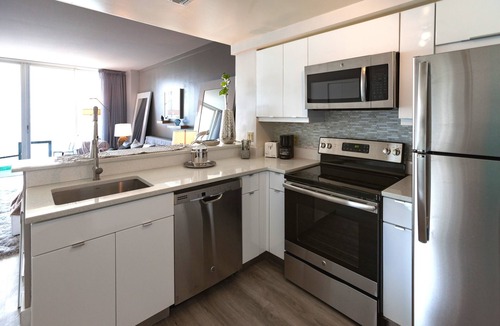 Coconut Grove Hotel | Private Hotel Studio with City Skyline Views and Free Parking