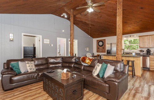 Stanley Cabin | Private Mountaintop Cabin w/ Views! (Pet Friendly)
