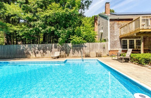 Manchester-by-the-Sea Apartment | Private Pool Retreat Near Singing Beach with fire pit