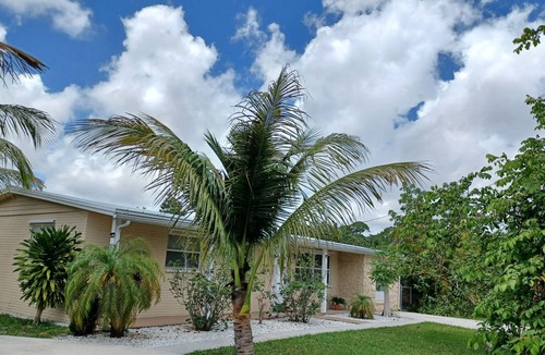 Greenacres House | Private, relaxing 1 bedroom vacation home & free parking