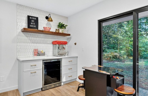Sandy House | Private Riverfront Sunroom Hot Tub Sleeps 8