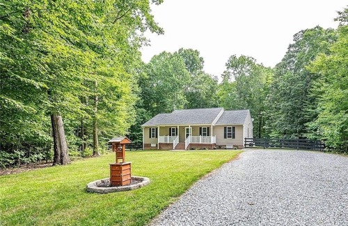 Acquinton House | Private Rural Retreat in Central King William County