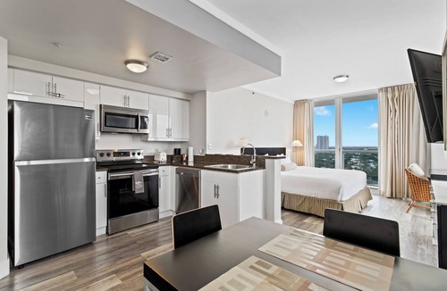 Coconut Grove Hotel | Private Studios with Free Parking at Coconut Grove Hotel