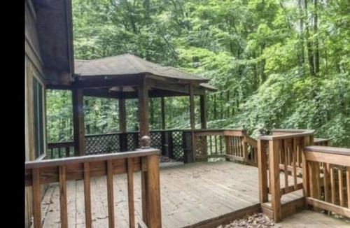 Livingston Cabin | Private cabin with high speed WiFi, firepit, and waterfront at Lake Anna!