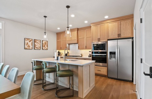 West Valley House | Pro Golf Simulator and Hot Tub, New Luxury 4 BR, Boise Home Sleeps 12