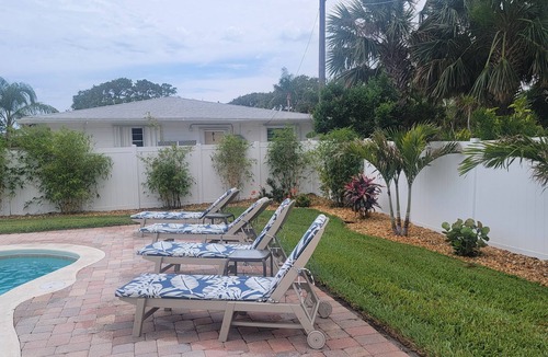 Silk Oaks House | Quaint Ormond By the Sea House - short walk to Beach