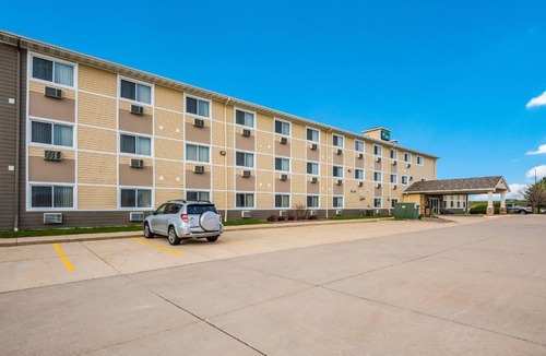Eldridge Hotel | Quality Inn & Suites Eldridge Davenport North