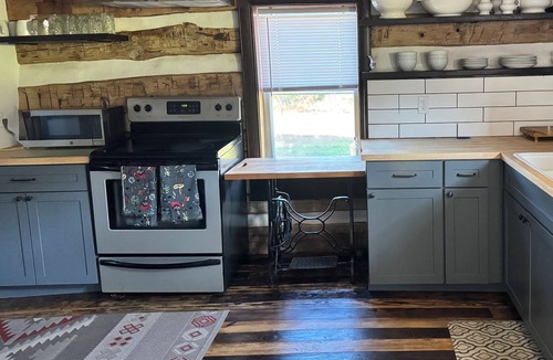Orrtanna House | Quiet and secluded, Civil War-era log farmhouse near Historic Gettysburg for 8
