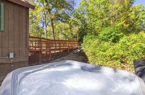 Mount Jackson Ski Chalet | Quiet Loft Chalet near Bryce w Hot Tub & Fire Pit