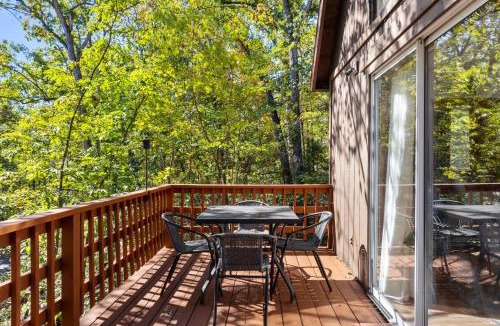 Mount Jackson Ski Chalet | Quiet Loft Chalet near Bryce w Hot Tub & Fire Pit