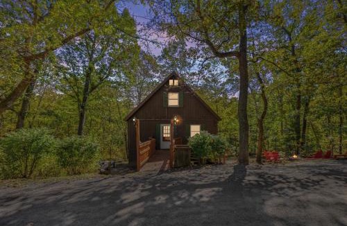 Mount Jackson Ski Chalet | Quiet Loft Chalet near Bryce w Hot Tub & Fire Pit