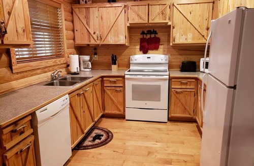 Mountain View Cabin | Quiet rustic retreat on the White River across from Handford Bluff