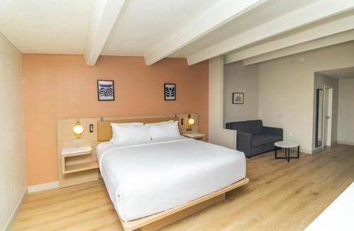 Davenport Hotel | Ramada by Wyndham Davenport Orlando South