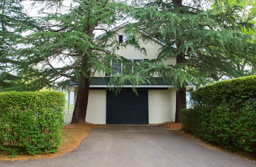 Greenwood House | Ramsay Estate Carriage House – Luxury Retreat with Mountain Views