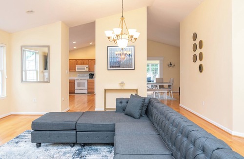 Maplewood House | Ray of Sunshine-Dog Friendly, 4BR, furnished deck