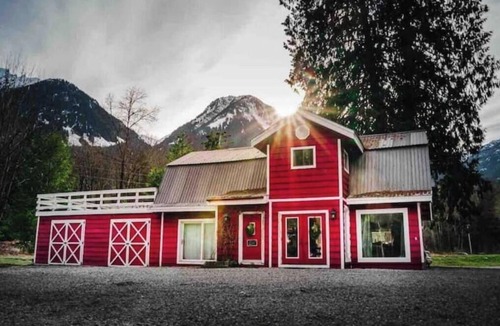 Upper Squamish House | Red Barn.