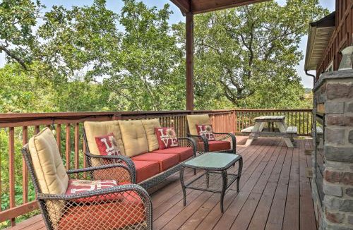 Reeds Spring House | Relax Fireside: Family-Friendly Branson West Cabin