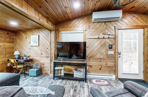 West Boothbay Harbor House | Remodeled Cottage with AC, Private W/D, Full Kitchen, and High-Speed WiFi