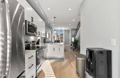 H Street Corridor Hotel | Renovated 2 Level flat+H street corridor+Parking