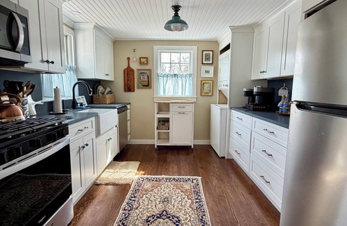 Buzzards Bay Cottage | Renovated Cape Cod Cottage, Walk to Beach, Outdoor Shower, Yard & Fire Pit