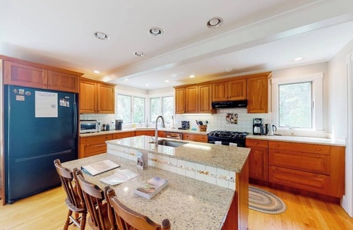 Brunswick House | Renovated farmhouse on an acreage with grill, four-bedrooms, & W/D - river views