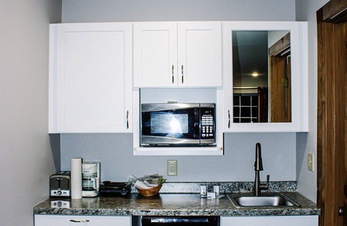 Indian Point Condo | Renovated King Kitchenette