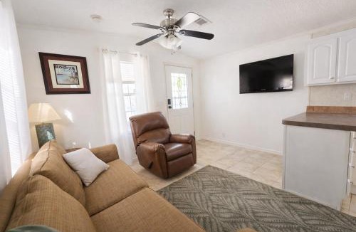 Seffner Community Alliance Apartment | Resort-Style 1 Bedroom with 3 Pools and Hot Tub