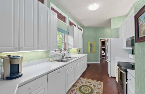 McGaheysville House | Retro Lodge ▲ Mountain View ★ Great Location ▞▚ Arcade ♡ Pet Friendly ⟁ Fire Pit