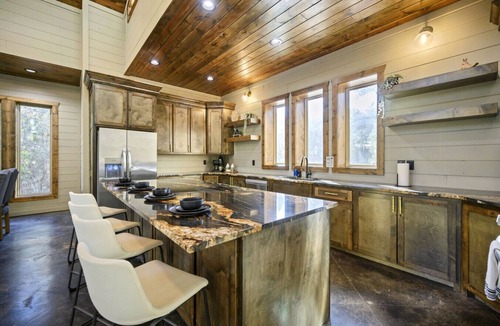 Pickens Cabin | Rich Carlton · Sleeps 27! Hot Tub, Shuffleboard & 4 King En-Suites