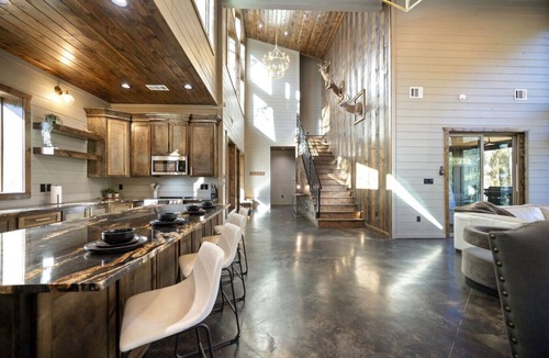 Pickens Cabin | Rich Carlton · Sleeps 27! Hot Tub, Shuffleboard & 4 King En-Suites