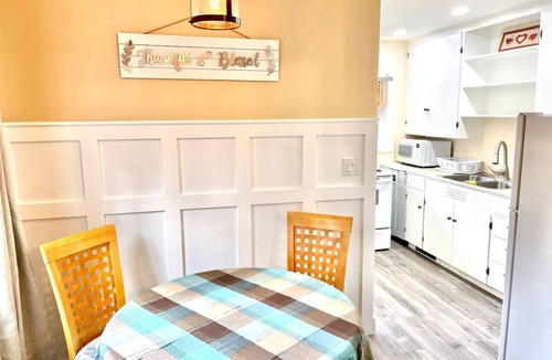 Vida Cabin | River Access! King bed, deck & view - 2 bedroom.