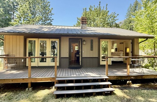 Vida Cabin | River Access! King bed, deck & view - 2 bedroom.