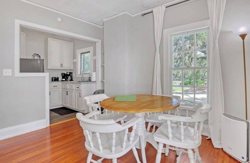 Tropic Apartment | River Views Full Apt 1bd/1ba Kayaks & Walk to EGAD