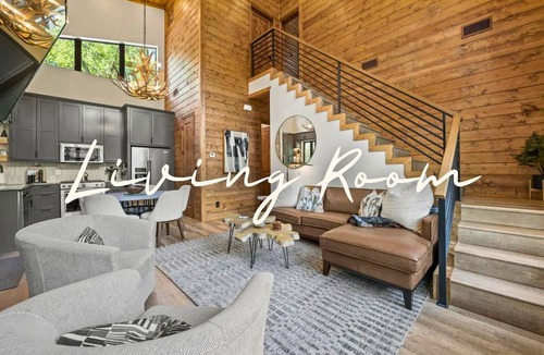 Broken Bow Cabin | Riverfront | EV Charger | Hot Tub | Fire Pit