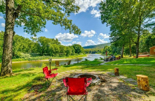Susquehanna House | Riverfront Hallstead Cabin: Kayaks & Fire Pit!