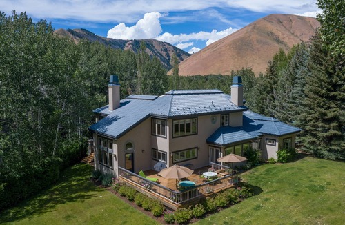 Hailey House | Riverfront! Spacious 5BD, 4.5BA pet-friendly vacation home on the Big Wood River