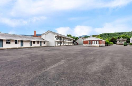 Gorham Hotel | Rodeway Inn Gorham Riverside