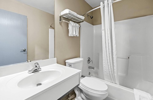 Webster Crossing Hotel | Rodeway Inn