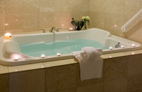Country Club Estates Hotel | Romantic Club Suite | Window Seat & Fireplace
