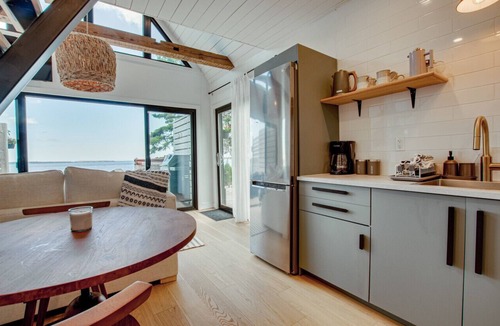 Dublin Shore Cabin | Romantic Oceanfront Retreat - Hot tub