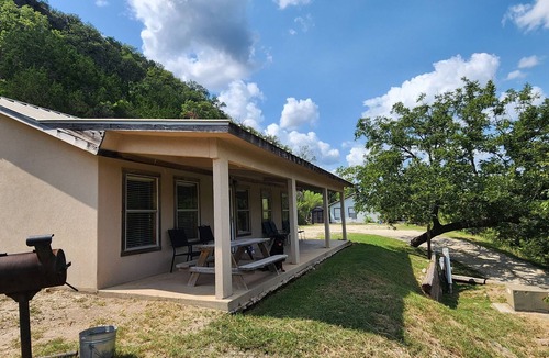 Leakey Cabin | Romantic Riverfront Cabin Getaway - upscale Hill Country Luxury cabin